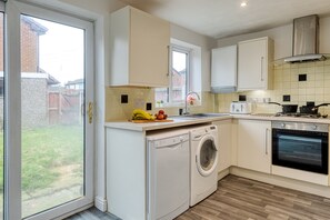 House, Multiple Beds | Private kitchen | Fridge, microwave, oven, stovetop - Lovely 3-bed Cosy House in Greater Manchester (Manchester)