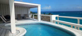 Cliffside house with stunning sea view w/ private pool 10 min walk to the beach!