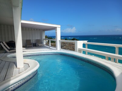 Cliffside house with stunning sea view w/ private pool 10 min walk to the beach!