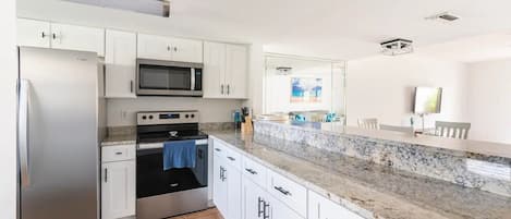 Frigorifero, microonde, forno, piano cottura