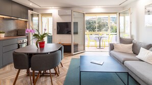 A modern apartment with a kitchen, dining area, and living room. - Contemporary 4* 2BR garden view Palais Croisette 5mn Cannes Olam Properties (Cannes)