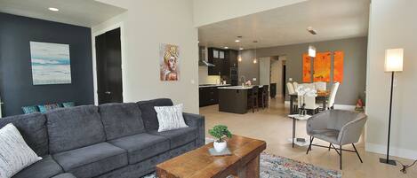 Fernseher, Kamin, Bücher