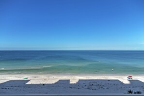 På stranden