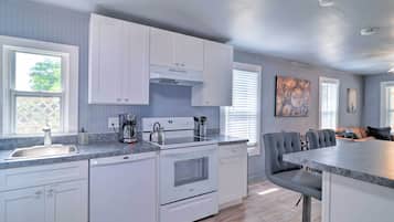 Casa (2 Bedrooms) | Cozinha privada | Micro-ondas, fogão, cooktop, lava-louças