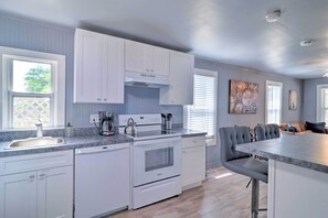 House (2 Bedrooms) | Private kitchen | Microwave, oven, stovetop, dishwasher - 1880s 'the Edison House' - Walk to Dtwn Fun! (St. Augustine)