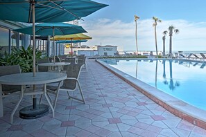 Outdoor pool - Beachfront Resort Condo, Book for Bike Week (Daytona Beach)