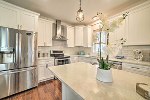 Hus (4 Bedrooms) | Eget kök | Mikrovågsugn, ugn, spishäll och diskmaskin