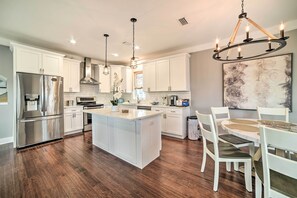 Hus (4 Bedrooms) | Eget kök | Mikrovågsugn, ugn, spishäll och diskmaskin