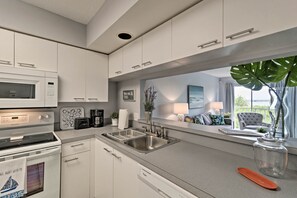 Apartment (2 Bedrooms) | Interior - Walk to Manatee Public Beach: Cozy Getaway! (Holmes Beach)