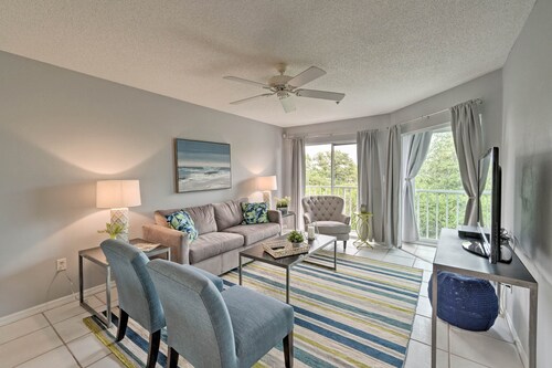Walk to Manatee Public Beach: Cozy Getaway!