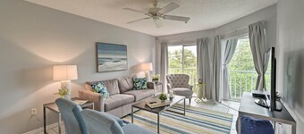 Walk to Manatee Public Beach: Cozy Getaway!