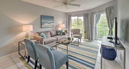 Walk to Manatee Public Beach: Cozy Getaway!