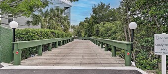 Walk to Manatee Public Beach: Cozy Getaway!