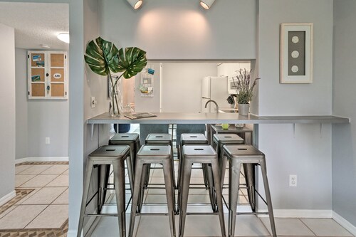 Walk to Manatee Public Beach: Cozy Getaway!