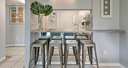 Walk to Manatee Public Beach: Cozy Getaway!