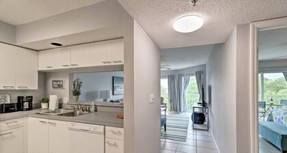 Walk to Manatee Public Beach: Cozy Getaway!