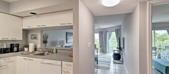 Walk to Manatee Public Beach: Cozy Getaway!