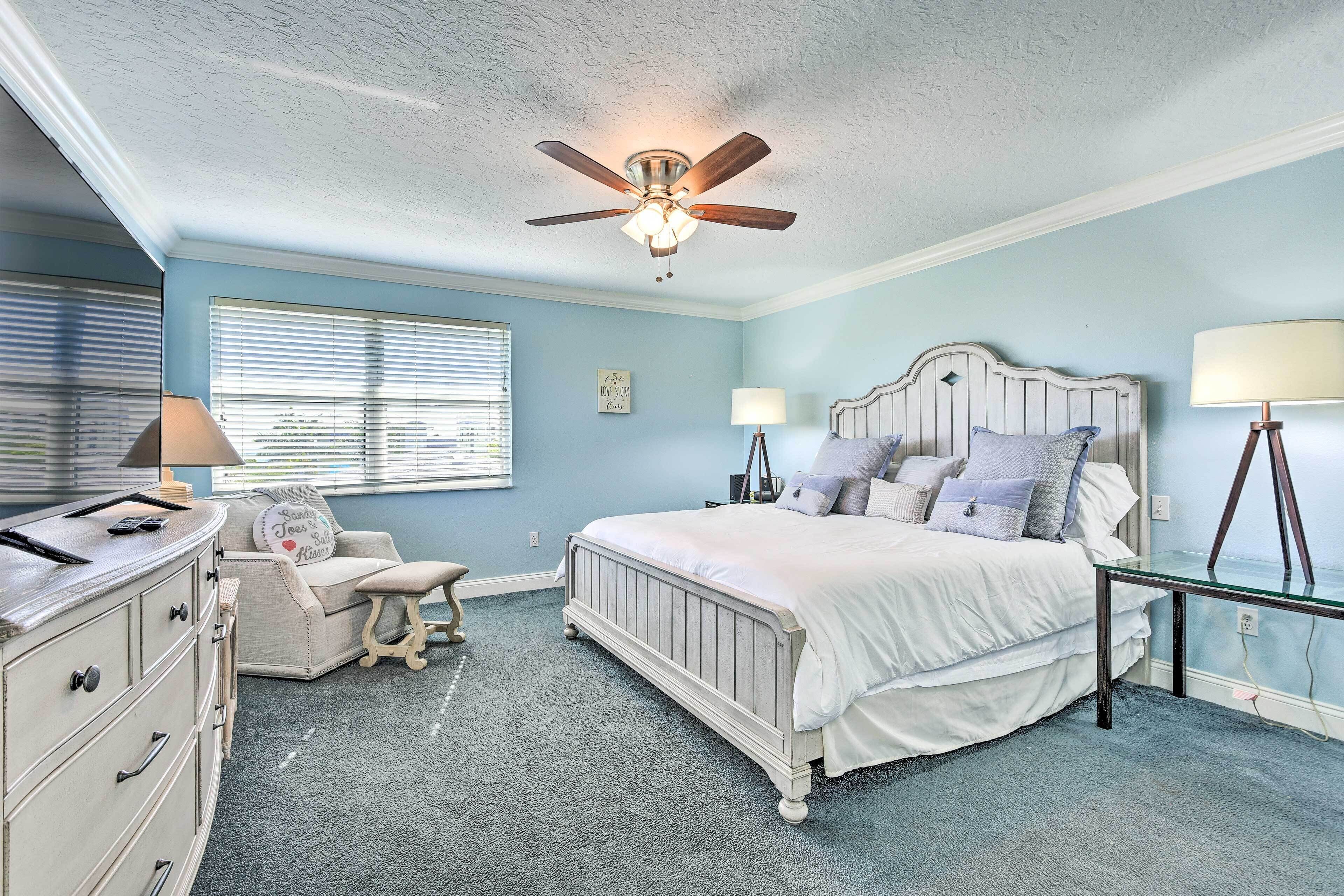 Bradenton Beach Escape: Steps to Ocean + Bay!