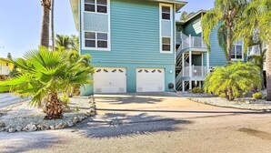 Unclassified image, 5 of 33, button - Steps to Ocean & Bay: Bradenton Beach Townhome! (Bradenton Beach)