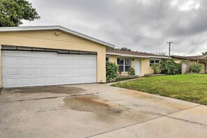 Interior - Bradenton Home w/ Beautiful Yard: 4 Mi to Downtown (Bradenton)