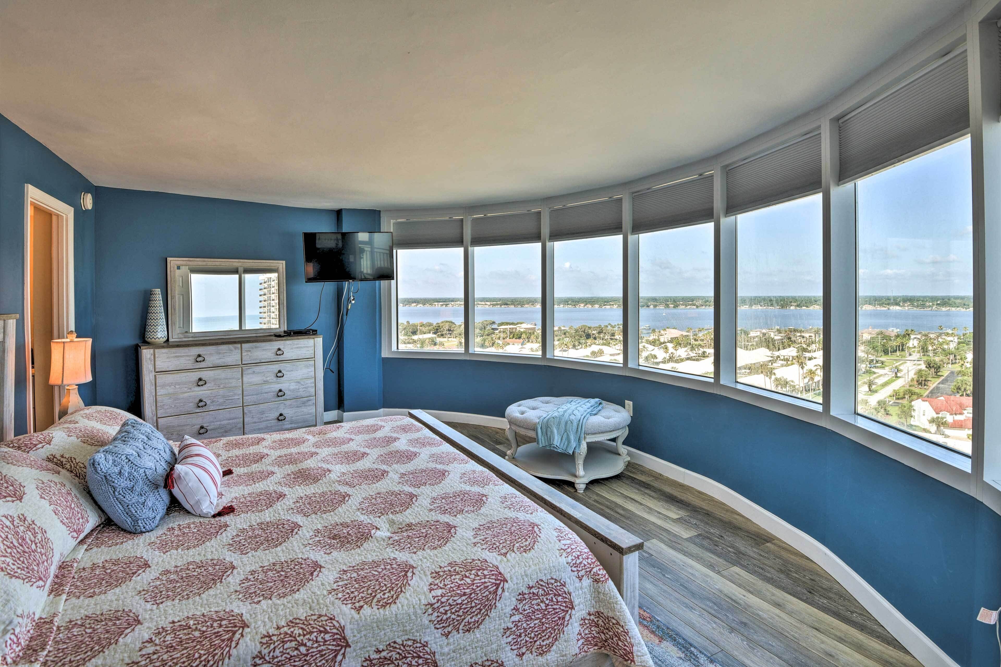 Beautiful Daytona Beach Shores Condo w/ Hot Tub!