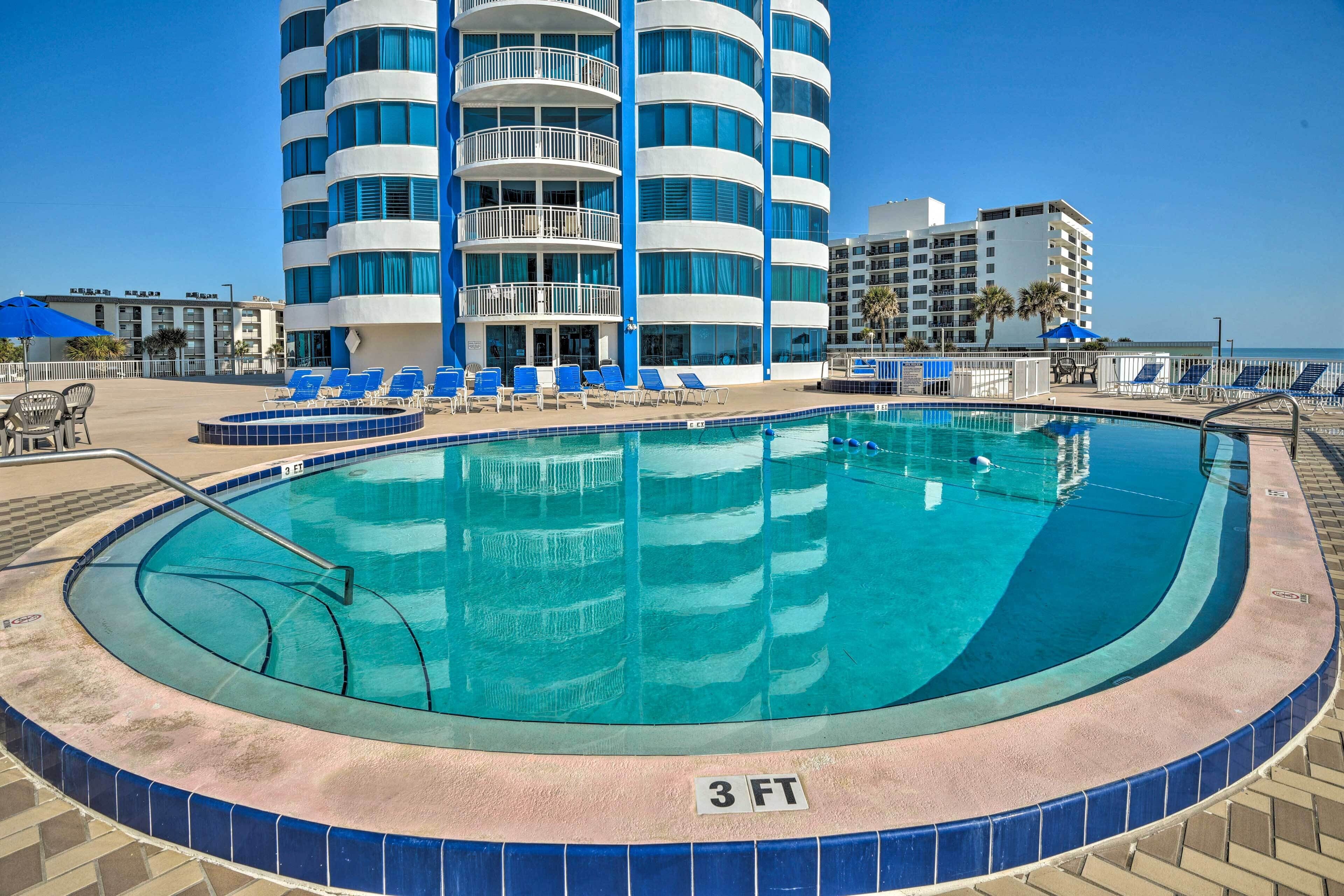 Beautiful Daytona Beach Shores Condo w/ Hot Tub!