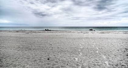 Breezy & Beachy Belleair Condo: 12 Steps to Shore!