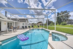 Una piscina cubierta con sillones de descanso y un jacuzzi.