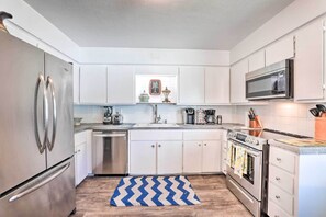 Microwave, oven, stovetop, dishwasher - Beachy Bradenton Vacation Home Near Ocean! (Bradenton)