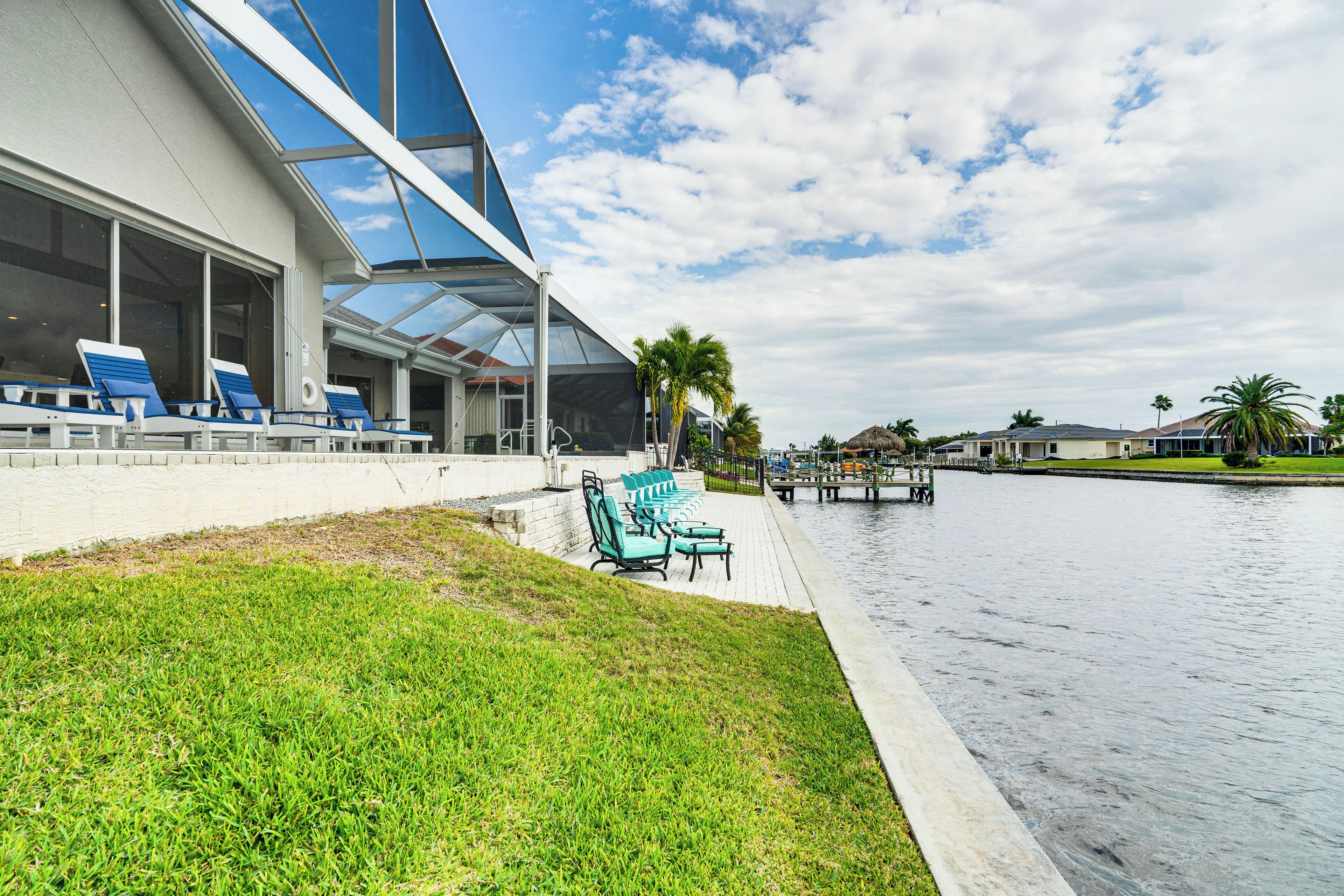 Un hôtel situé au bord de l’eau, doté d’une terrasse et d’un espace intérieur entièrement vitré.