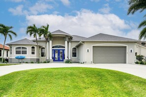 House (3 Bedrooms) | Interior - Canalfront Pool & Hot Tub: Home in Cape Coral (Cape Coral)