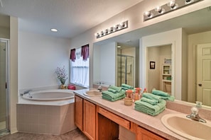 A bathroom with a bathtub, two sinks, and a large mirror. - Bright Spring Hill Home: 5 Mi to Weeki Wachee Park (Spring Hill)
