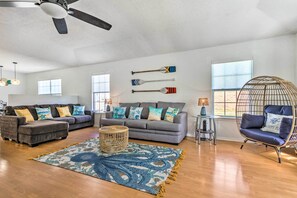 Casa (3 Bedrooms) | Área de sala de estar | Televisión y libros 