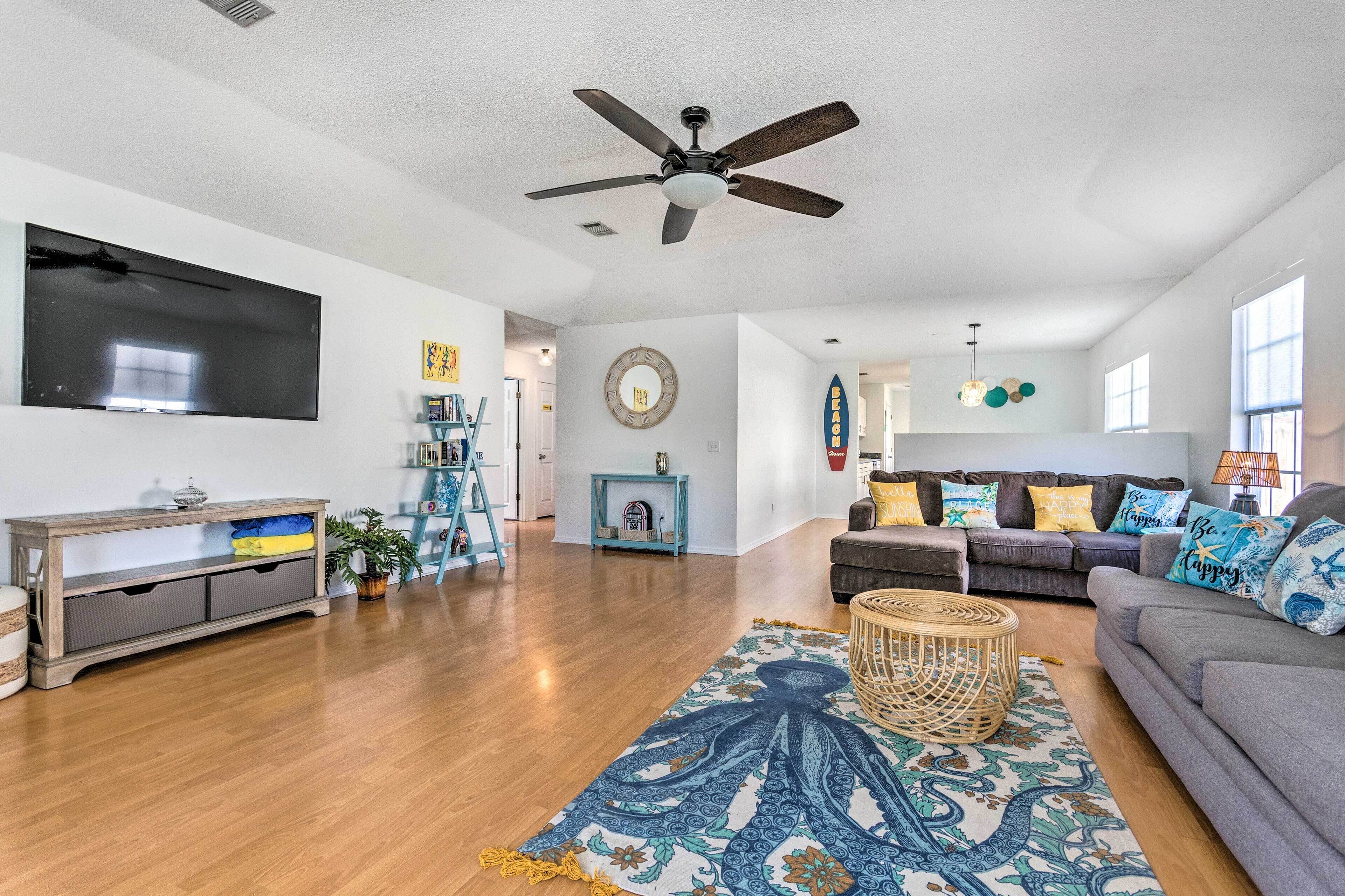 Bright Pensacola Home w/ Yard ~ 6 Mi to Beach