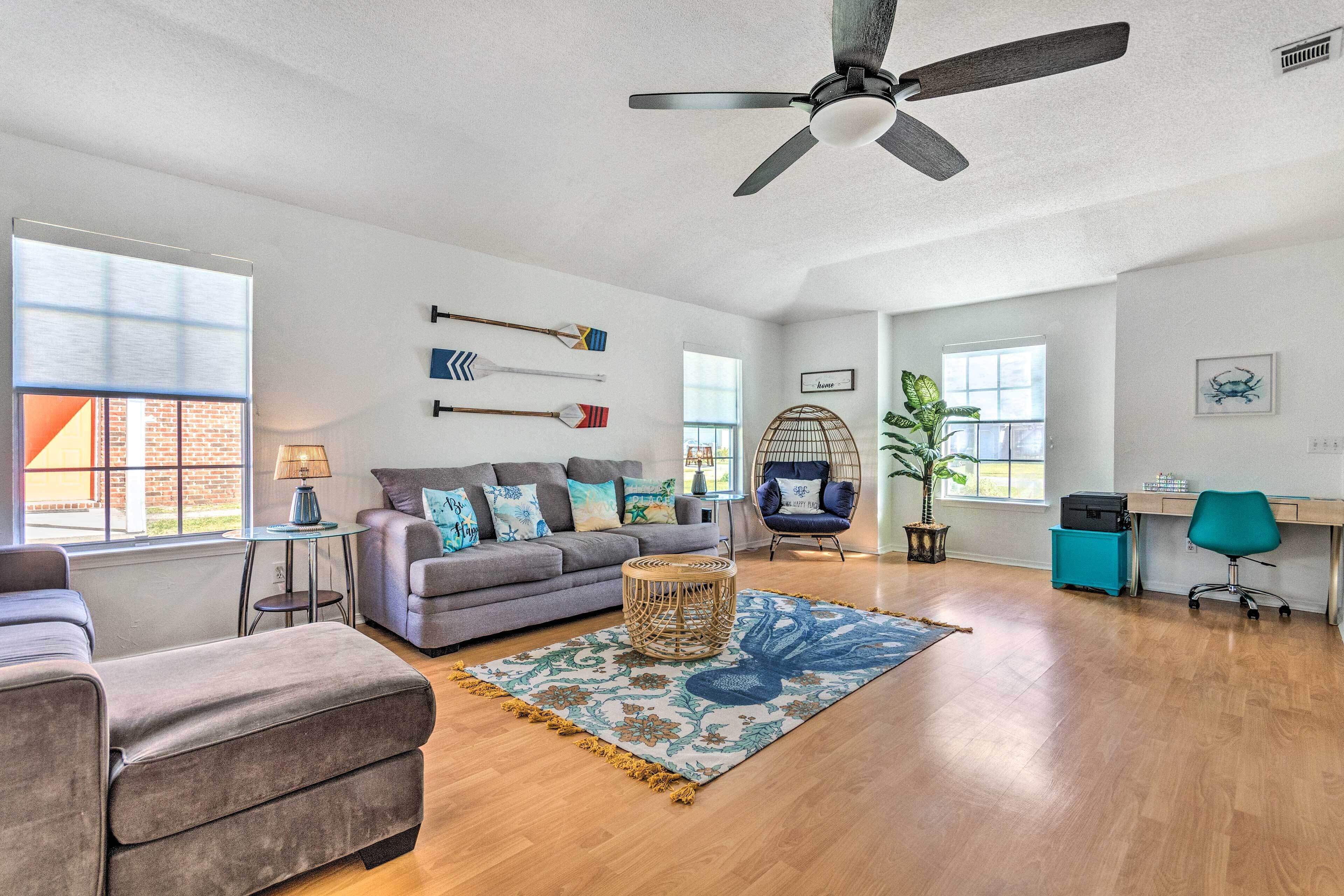 Bright Pensacola Home w/ Yard ~ 6 Mi to Beach