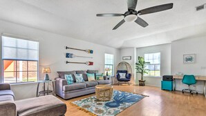 Interior - Bright Pensacola Home w/ Yard ~ 6 Mi to Beach (Pensacola)