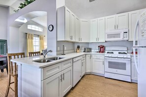 House (3 Bedrooms) | Private kitchen | Microwave, oven, stovetop, dishwasher - Charming Kissimmee Retreat w/ Pool & Lanai! (Kissimmee)
