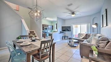 Apartment (4 Bedrooms) | Living area | TV