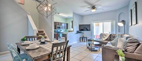 Apartament (4 Bedrooms) | Sala d'estar | Televisor