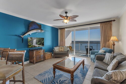 Luxury Condo w/ Huge Private Balcony on Lake Bryan