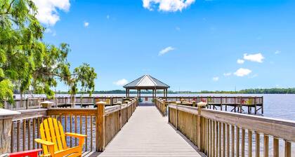 Luxury Condo w/ Huge Private Balcony on Lake Bryan