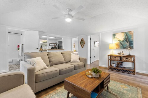 4 Mi to Dtwn: Jensen Beach Cottage