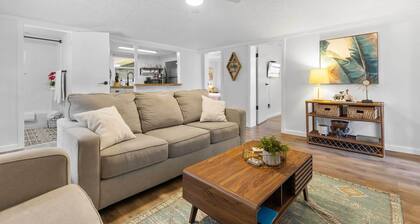4 Mi to Dtwn: Jensen Beach Cottage