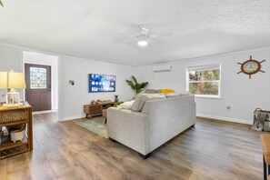 Cottage (2 Bedrooms) | Interior - 4 Mi to Dtwn: Jensen Beach Cottage (Jensen Beach)