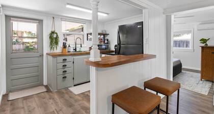 4 Mi to Dtwn: Jensen Beach Cottage