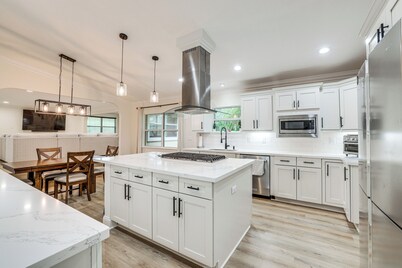 Chic Micanopy Getaway w/ Pool & Pool Table!