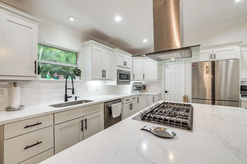 Chic Micanopy Getaway w/ Pool & Pool Table!