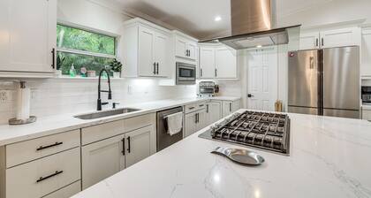 Chic Micanopy Getaway w/ Pool & Pool Table!