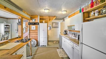 Microwave, oven, stovetop, cookware/dishes/utensils