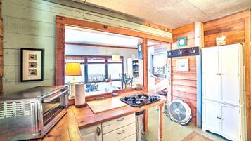Cottage (1 Bedroom) | Private kitchen | Microwave, oven, stovetop, cookware/dishes/utensils